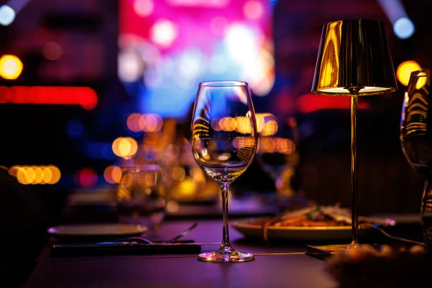 table de restaurant elegant a paris avec verre a vin et lumieres tamisees pour diner spectacle evjf