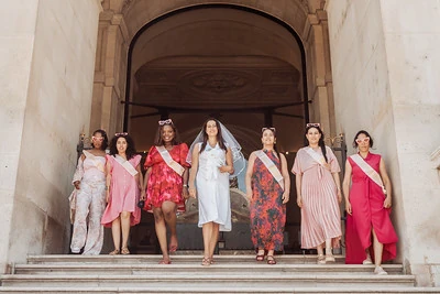 groupe de femmes celebrant un evjf a paris descendant des escaliers dun monument historique