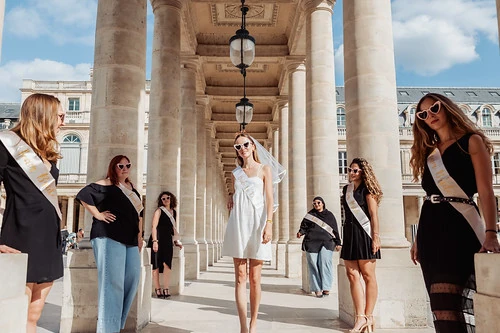 groupe de femmes celebrant un evjf a paris sous les colonnes du palais royal