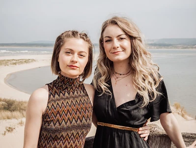ville de strasbourg deux amies souriantes posant sur une passerelle en bord de mer lors d’un evjf au touquet paris plage