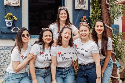 groupe de femmes souriantes portant des t-shirts team de la mariee lors d une chasse au tresor evjf a biarritz