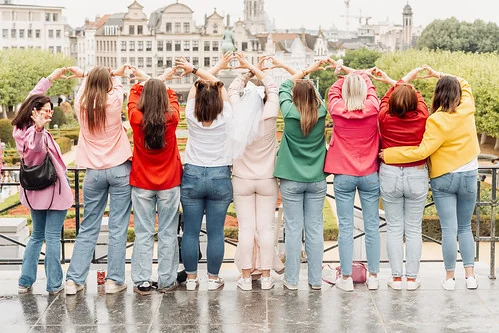 Groupe de femmes de dos formant des cœurs avec leurs mains