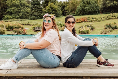 deux femmes assises dos à dos sur un ponton près d’un bassin lors d’une chasse au trésor evjf à caen