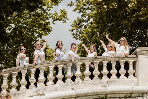 groupe de femmes en t-shirts blancs saluant depuis un pont lors d’une chasse au trésor evjf à dijon
