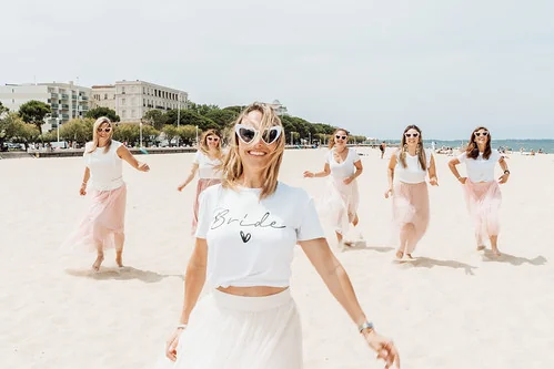 Groupe de femmes joyeux et estival.