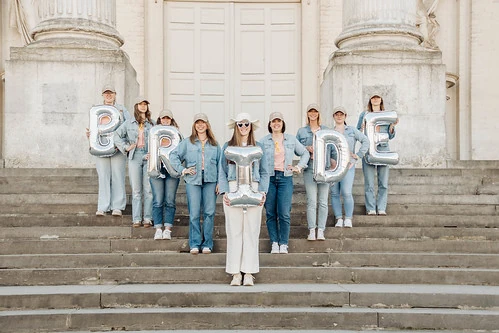 groupe de femmes en tenue en jean tenant des ballons bride sur des marches historiques
