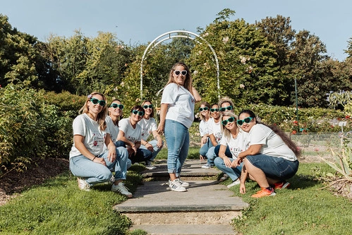 groupe de femmes portant des lunettes vertes posant dans un jardin lors d’un clip vidéo evjf à caen