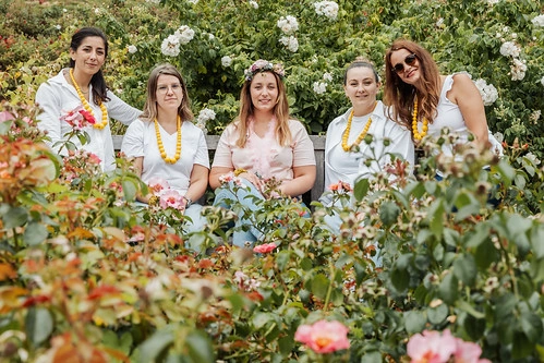 groupe de femmes assises dans un jardin fleuri posant pour un clip vidéo evjf à caen