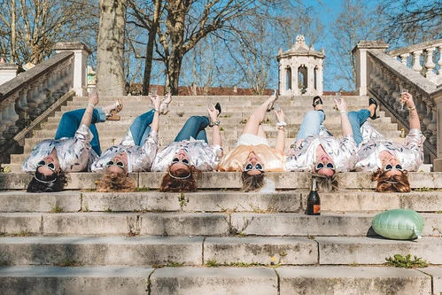 groupe de femmes allongees sur des escaliers lors dun clip video evjf a dijon