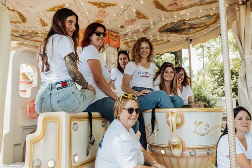 groupe de femmes souriantes sur un manege en forme de tasses lors dun clip video evjf a dijon