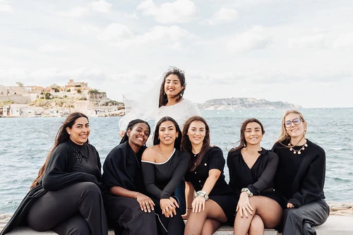 groupe de femmes en noir posant au bord de la mer à marseille pour un clip vidéo evjf