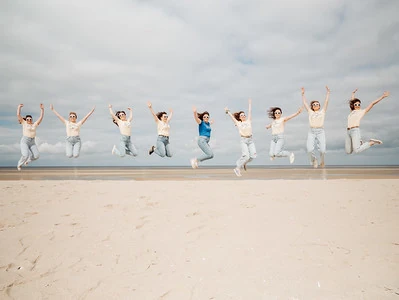 groupe de femmes sautant sur la plage du touquet paris plage pendant un clip vidéo evjf joyeux et ensoleillé
