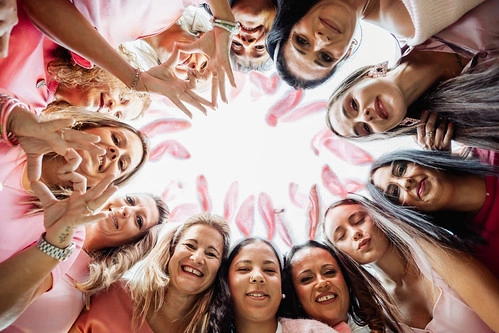 groupe de femmes en tenues roses souriantes formant un cercle vu du dessous lors d’un evjf à aix en provence