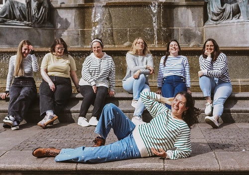 groupe de femmes en marinière posant devant une fontaine lors d’un evjf à nantes