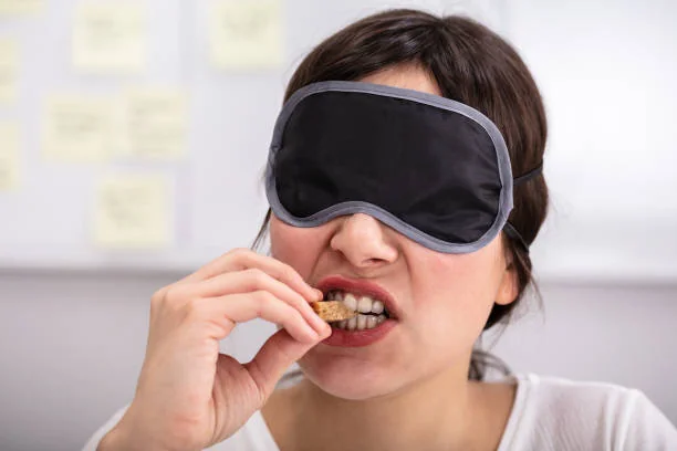 femme portant un masque de nuit goûtant un aliment à l’aveugle pendant une activité evjf à paris