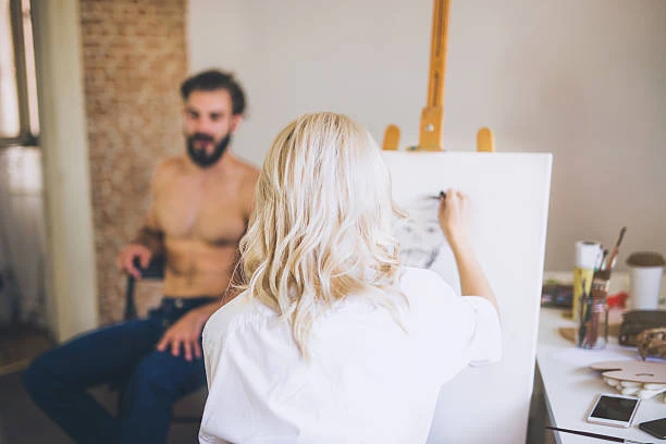 femme dessinant un modèle torse nu lors d’un atelier dessin modele nu evjf au touquet paris plage