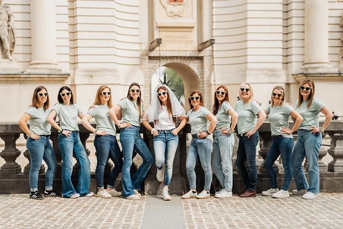 Groupe de femmes posant ensemble devant un monument à Lille lors d’un EVJF