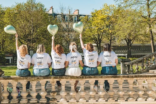 Groupe d’amies célébrant un EVJF à Dijon dans un parc ensoleillé, illustration de l’article 10 bonnes raisons de faire un EVJF à Dijon