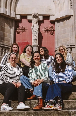 groupe de femmes assises sur les marches d’une église pendant un evjf à nantes