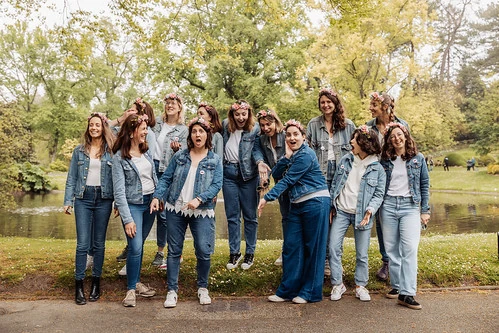 groupe de femmes en jean riant et posant dans un parc à nantes pendant un evjf
