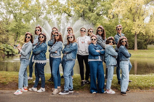 groupe de femmes en jean posant dans un parc pendant un evjf à nantes