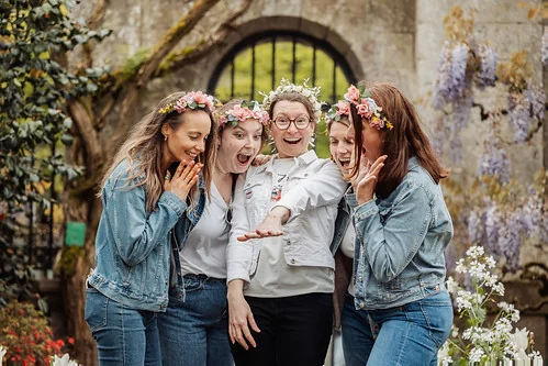 groupe d amies celebrant un evjf a nantes montrant la future mariee portant une couronne de fleurs