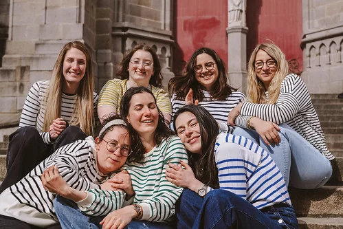 groupe d amies en mariniere assises sur les escaliers d une eglise a nantes pendant un evjf