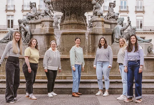 groupe de femmes en mariniere posant devant une fontaine a nantes pendant un evjf
