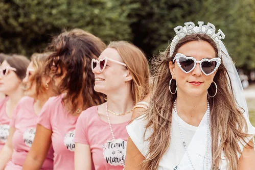 future mariee portant un diademe bride et lunettes coeur avec sa team bride pendant un evjf a nantes