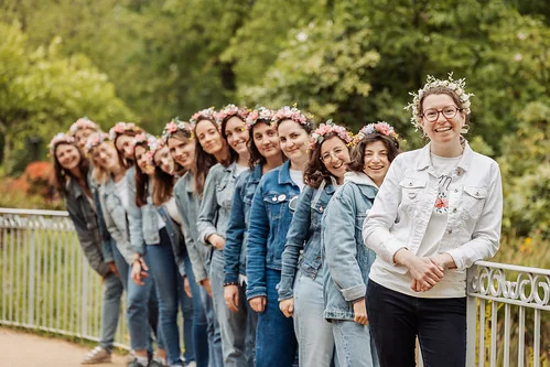 groupe d amies portant des couronnes de fleurs posant dans un parc a nantes pendant un evjf