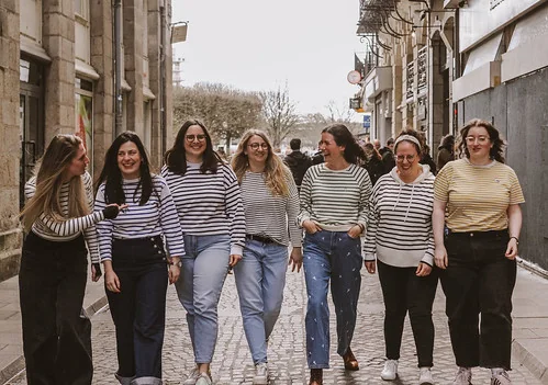 groupe de femmes marchant dans une rue du centre ville de nantes pendant un evjf