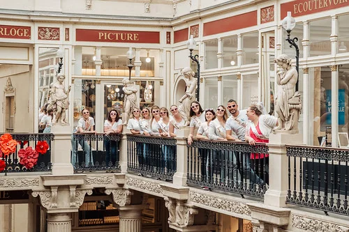 groupe d amies posant dans le passage pommeraye a nantes pendant un evjf