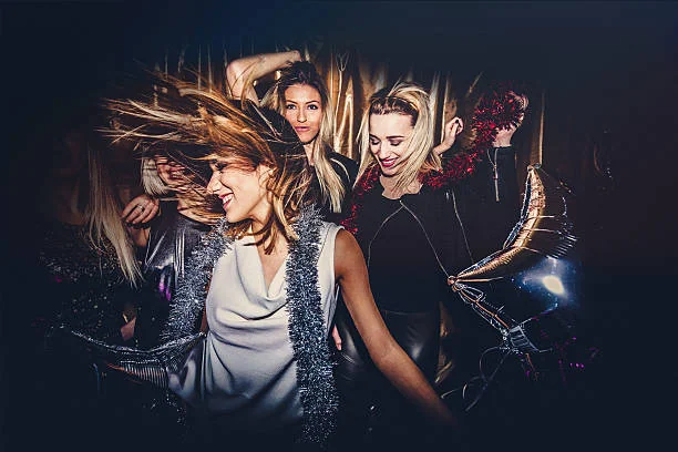 groupe de femmes dansant et s amusant lors d une soiree festive