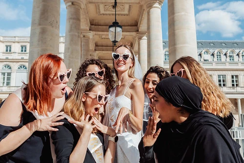 groupe de femmes celebrant un evjf a paris devant un monument historique