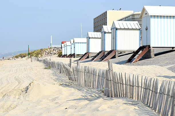 panorama de la rivière III a strasbourg rang de cabanes de plage blanches et bleues sur le sable du touquet paris plage