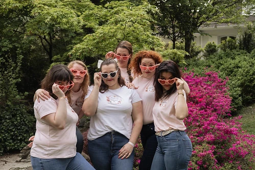 photo dun bretzel dans les rues de strasbourg groupe de femmes portant des lunettes coeur posant dans un jardin
