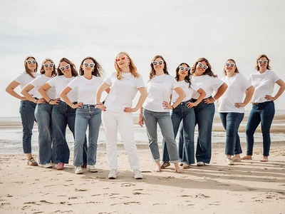 jeune femme regarde un sapin de noel a strasbourg groupe de femmes en t shirts blancs et jeans posant sur la plage