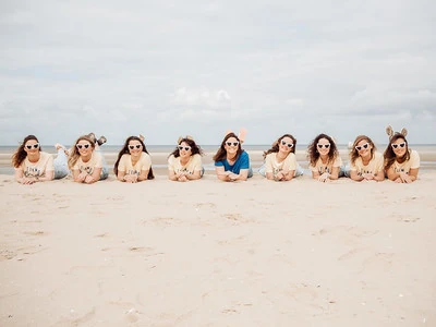 groupe de femmes allongees sur le sable