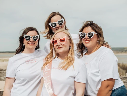 groupe de femmes en lunettes coeur posant ensemble pendant un evjf au touquet paris plage