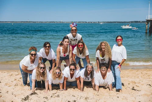groupe de femmes sur la plage d arcachon formant une pyramide humaine pendant un evjf