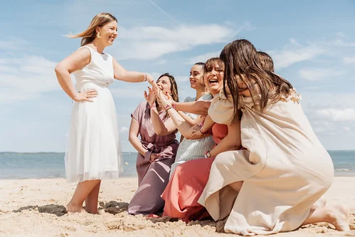 future mariee rit avec ses amies sur la plage d arcachon pendant un evjf