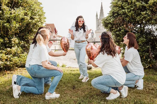 groupe de femmes célébrant un evjf à la rochelle avec la mariée au centre tenant des ballons