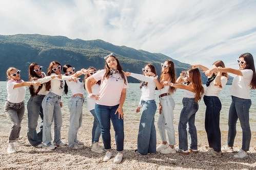 groupe de femmes pointant la future mariée au bord du lac lors de gages et défis evjf aix les bains dans un cadre naturel