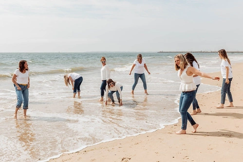 groupe de femmes jouant sur la plage lors de gages et défis evjf à la baule dans une ambiance joyeuse et détendue