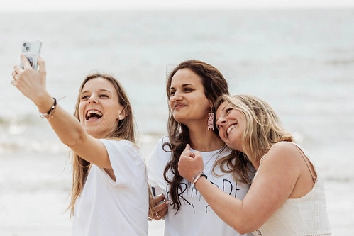 trois femmes prenant un selfie sur la plage lors de gages et défis evjf la baule dans une ambiance joyeuse