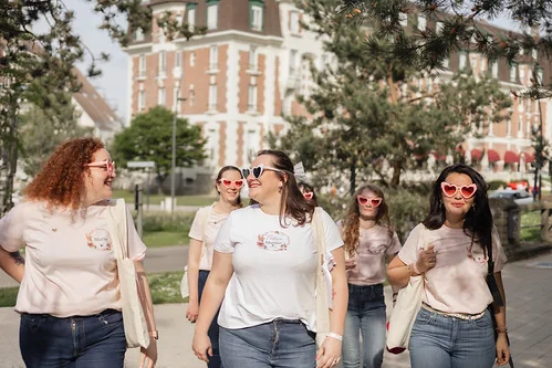 groupe d amies en t shirt rose marchant dans les rues du touquet pendant un evjf et realisant des gages et defis