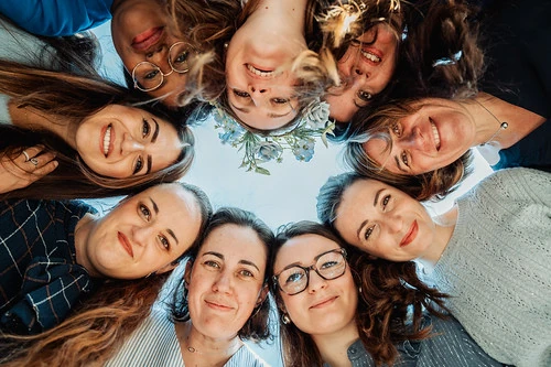 groupe de femmes en cercle souriant pour un moment convivial durant des gages et défis evjf à limoges