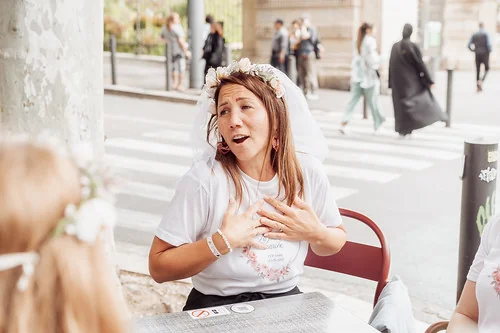 femme portant un voile de mariee discutant avec ses amies pendant un evjf a marseille lors des gages et defis