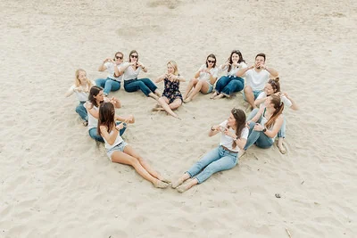 groupe de femmes formant un cœur sur le sable pendant un evjf à montpellier
