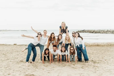 groupe de femmes faisant une pyramide humaine sur la plage lors d’un evjf à montpellier